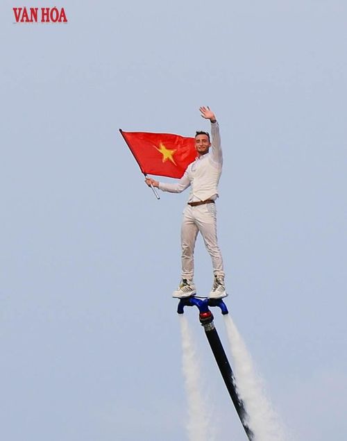 Nghệ sĩ Tommy khép lại phần trình diễn với lá cờ đỏ sao vàng trên tay