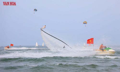Lần đầu tiên, loại hình flyboard xuất hiện tại một bãi biển công cộng của Đà Nẵng, tạo nên điểm nhấn mới lạ trong chuỗi hoạt động khai trương mùa du lịch
