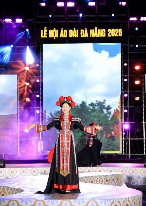 Trong bối cảnh đương đại, áo dài đứng trước một yêu cầu kép: vừa gìn giữ giá trị cốt lõi, vừa thích ứng để tiếp tục hiện diện một cách sống động trong đời sống hôm nay