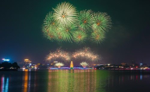 Những quả pháo nổ tầm cao bừng sáng tạo điểm nhấn cho không gian lễ hội đêm Đất Tổ