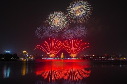 Sự kết hợp hoàn hảo giữa âm thanh rộn rã và ánh sáng rực rỡ thắp sáng cả một vùng trời Đất Tổ
