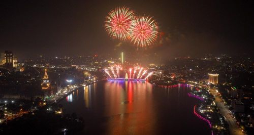 Những bông pháo hoa nhiều màu sắc liên tục được bắn lên cao, tạo nên khung cảnh huyền ảo bên hồ