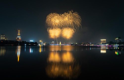 Chùm pháo hoa màu vàng kim rực rỡ tượng trưng cho sự thịnh vượng và bền vững của nòi giống Tiên Rồng