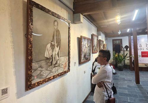 Họa sĩ Mỹ Dũng giới thiệu 30 tác phẩm tranh truyền thần tại triển lãm “Mã hóa thời gian”