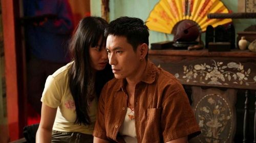 Diễn viên Kiều Minh Tuấn gây bất ngờ khi rũ bỏ hình ảnh hài hước quen thuộc để hóa thân thành nhân vật Còn – một pháp sư trẻ