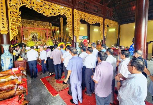 Đông đảo nhân dân về dâng hương tại Đền thờ Quốc tổ Hùng Vương xã Tân Hiệp tỉnh An Giang