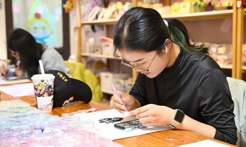 Một bạn trẻ đang làm tác phẩm nghệ thuật bằng hạt nhựa Perler tại Bắc Kinh, Trung Quốc. Ảnh: Global Times