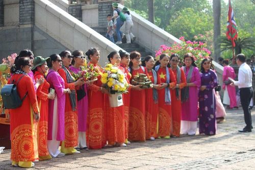 Người dân về khu tưởng niệm các Vua Hùng dâng lễ