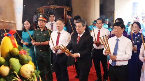 Các đại biểu dâng hương tưởng niệm Quốc Tổ Hùng Vương