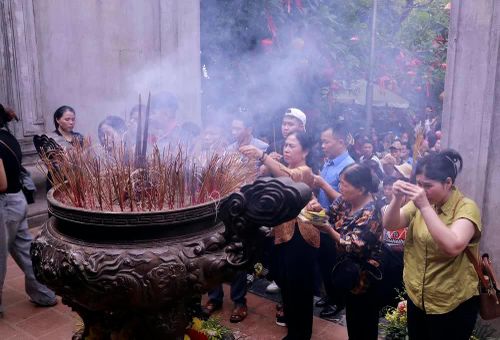 Người dân và du khách thành kính dâng hương tưởng niệm các Vua Hùng tại Đền Hùng. Ảnh: Hoàng Hùng – TTXVN