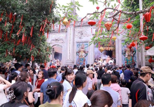 Người dân chen chân tại khu vực Đền Thượng trong ngày chính lễ Giỗ Tổ Hùng Vương. Ảnh: Hoàng Hùng – TTXVN