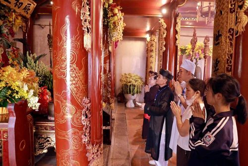 Gia đình chị Vũ Thị Thanh (xã Lập Thạch) là những người dân đầu tiên đặt chân lên khu vực Đền Thượng trong ngày Giỗ Tổ Hùng Vương. Ảnh: Hoàng Hùng – TTXVN