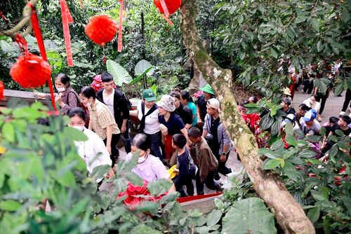 Dòng người nối dài trên các tuyến đường dẫn lên núi Nghĩa Lĩnh trong ngày Giỗ Tổ Hùng Vương. Ảnh: Hoàng Hùng-TTXVN