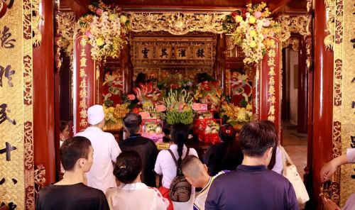 Không khí trang nghiêm tại khu vực Đền Thượng trong ngày chính lễ Giỗ Tổ Hùng Vương. Ảnh: Hoàng Hùng – TTXVN