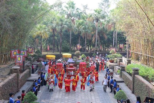 Nghi lễ diễu hành rước lễ, dâng lễ vật bánh chưng, bánh dày, hoa quả, đặc sản Nam Bộ lên Quốc Tổ Hùng Vương. Ảnh: Thanh Vũ-TTXVN