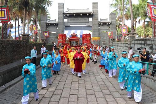 Nghi lễ diễu hành rước lễ, dâng lễ vật bánh chưng, bánh dày, hoa quả, đặc sản Nam Bộ lên Quốc Tổ Hùng Vương. Ảnh: Thanh Vũ-TTXVN
