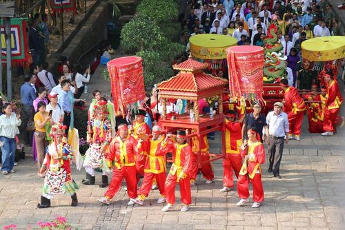 Nghi lễ diễu hành rước lễ, dâng lễ vật bánh chưng, bánh dày, hoa quả, đặc sản Nam Bộ lên Quốc Tổ Hùng Vương. Ảnh: Thanh Vũ-TTXVN