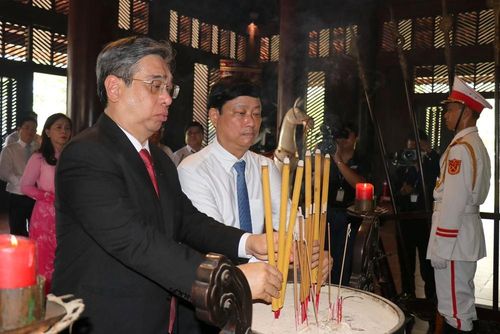 Phó Bí thư Thành ủy Thành phố Hồ Chí Minh Nguyễn Phước Lộc dâng hương Đức Lễ Thành hầu Nguyễn Hữu Cảnh – người có công khai phá vùng đất Sài Gòn – Gia Định. Ảnh: Thanh Vũ-TTXVN