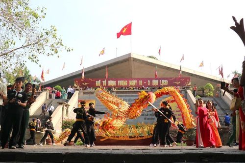Nghi lễ diễu hành rước lễ, dâng lễ vật bánh chưng, bánh dày, hoa quả, đặc sản Nam Bộ lên Quốc Tổ Hùng Vương. Ảnh: Thanh Vũ-TTXVN