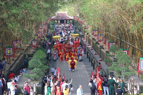 Nghi lễ diễu hành rước lễ, dâng lễ vật bánh chưng, bánh dày, hoa quả, đặc sản Nam Bộ lên Quốc Tổ Hùng Vương. Ảnh: Thanh Vũ-TTXVN