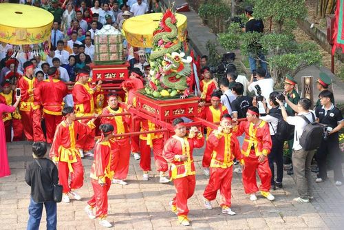 Nghi lễ diễu hành rước lễ, dâng lễ vật bánh chưng, bánh dày, hoa quả, đặc sản Nam Bộ lên Quốc Tổ Hùng Vương. Ảnh: Thanh Vũ-TTXVN