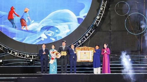 Đồng chí Trịnh Thị Thủy, Thứ trưởng Văn hóa, Thể thao và Du lịch trao quyết định đưa Lễ hội Đền Mai Bảng vào Danh mục Di sản văn hóa phi vật thể Quốc gia cho lãnh đạo Sở Văn hóa - Thể thao và Du lịch Nghệ An và phường Cửa Lò.