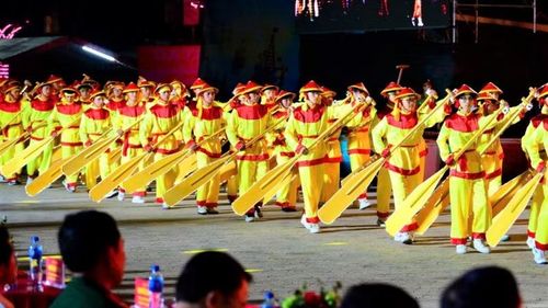 Lễ khai mạc diễn ra có sự tham gia của hàng trăm diễn viên quần chúng, tái hiện các lễ hội đặc sắc và không gian làng chài.