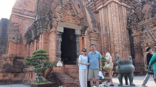 Chị Lê Thị Tâm cùng chồng chụp hình kỷ niệm sau khi tham quan Tháp Bà Ponagar.