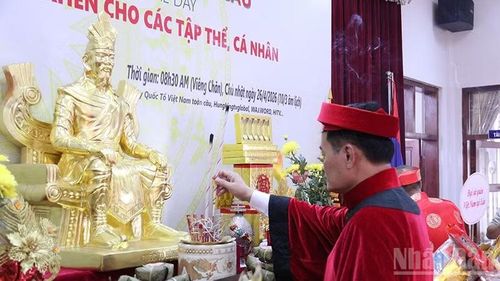 Đại diện Ban Tổ chức thành kính dâng hương tưởng nhớ các Vua Hùng đã có công dựng nước. (Ảnh: DUY TOÀN)