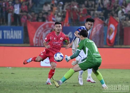 Các cầu thủ Công an Hà Nội nhập cuộc hứng khởi.