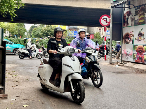Không ít người dân Hà Nội đã lựa chọn xe điện thay vì mua xe chạy xăng.