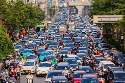 Lưu lượng phương tiện giao thông dày đặc khiến Hà Nội chịu nhiều áp lực về môi trường. Ảnh: PHẠM HƯNG