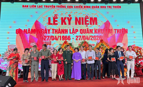  Tặng quà tri ân thân nhân liệt sĩ.