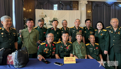 Niềm vui trong ngày hội ngộ của các cựu chiến binh đều đã ở tuổi xưa nay hiếm. 