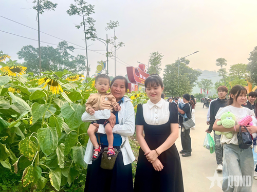 Chị Hà Thị Minh Anh (bên phải) cùng gia đình.