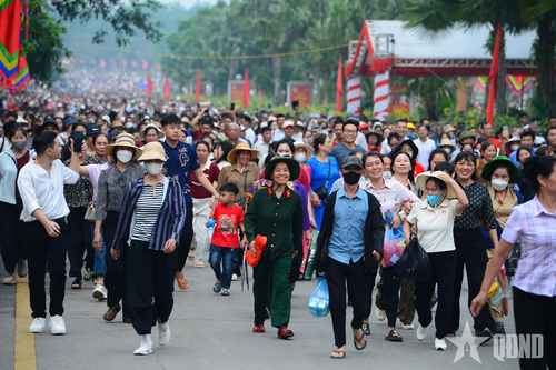 Ngày chính lễ thu hút đông đảo người dân và du khách thập phương.
