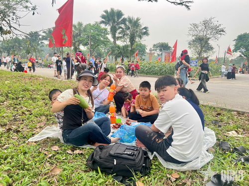 Gia đình sinh viên Trần Minh Anh cùng gia đình đang trong giây phút nghỉ ngơi trước khi tiếp tục hành hương.