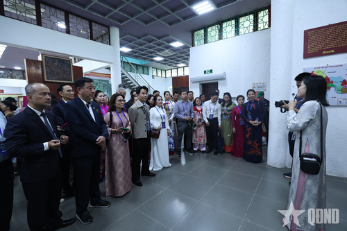 Đoàn kiều bào về dâng hương tưởng niệm các Vua Hùng tại Khu Di tích lịch sử quốc gia đặc biệt Đền Hùng.