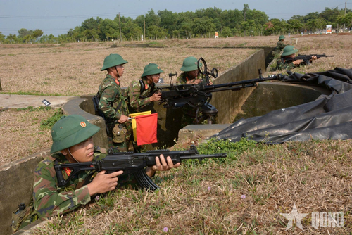 Sau khi bắn hạ tốp máy bay thứ nhất, các khẩu đội tiếp tục mai phục, chờ tốp máy bay tiếp theo của địch lao vào trận địa.