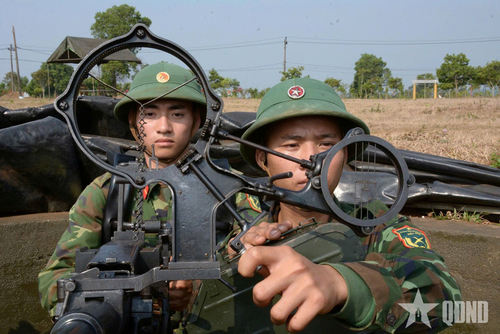 Bình tĩnh khóa chặt mục tiêu.