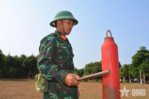 Gần trưa, khi mặt trời dần đứng bóng, những tiếng kẻng báo động đánh địch đột nhập đường không dồn dập vang lên.