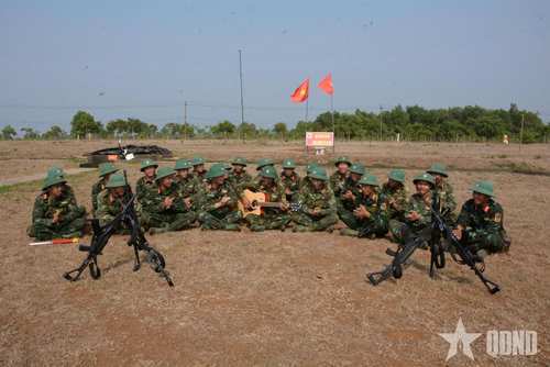 Trận địa phòng không rộn ràng tiếng hát, lời ca của những người lính trẻ.