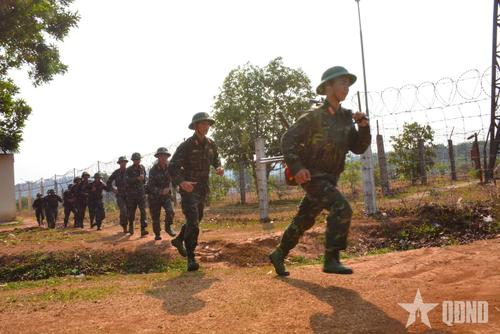 Các chiến sĩ khẩn trương cơ động chiếm lĩnh trận địa, làm công tác chuẩn bị chiến đấu.