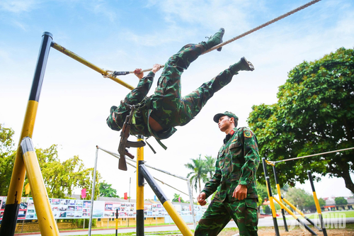 Nội dung vượt vật cản đòi hỏi học viên trải qua quá trình rèn luyện bền bỉ với các kỹ năng tổng hợp.