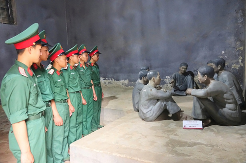 Chiến sĩ mới Trung đoàn 754, Bộ CHQS tỉnh tham quan, học tập truyền thống tại khu di tích quốc gia đặc biệt Nhà tù Sơn La.