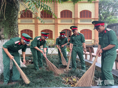 Các chiến sĩ mới dọn dẹp tại Khu di tích Nhà tù và Bảo tàng tỉnh Sơn La.