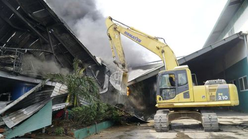 Sử dụng máy múc phá dỡ kết cấu để tiếp cận các khu vực bên trong phục vụ công tác chữa cháy