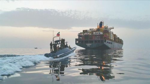 Tàu chiến của Lực lượng Vệ binh cách mạng Hồi giáo Iran bắt giữ tàu container Epaminondas do hãng MSC, Thụy Sĩ vận hành (Ảnh: Tasnim News)