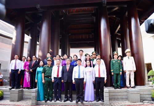 Đoàn lãnh đạo Thành phố và các đại biểu tham dự Lễ Giỗ Tổ Hùng Vương năm 2026. Ảnh: DŨNG PHƯƠNG