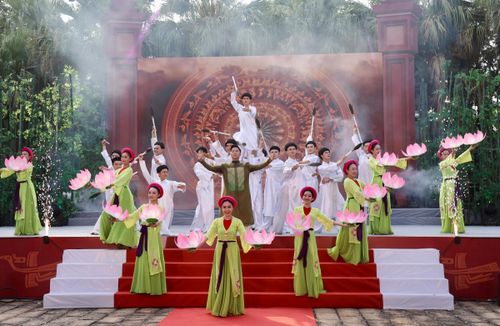 Chương trình nghệ thuật "Bản trường ca Lạc Việt". Ảnh: DŨNG PHƯƠNG